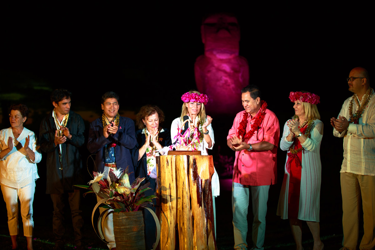 Iluminating Moai Ahu Riata