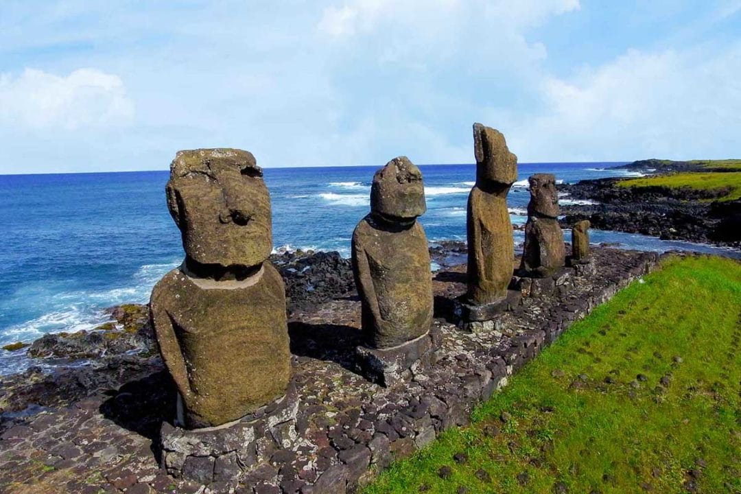 The Myth of the Moai “Who Look toward the Sea” moeVarua Rapa Nui