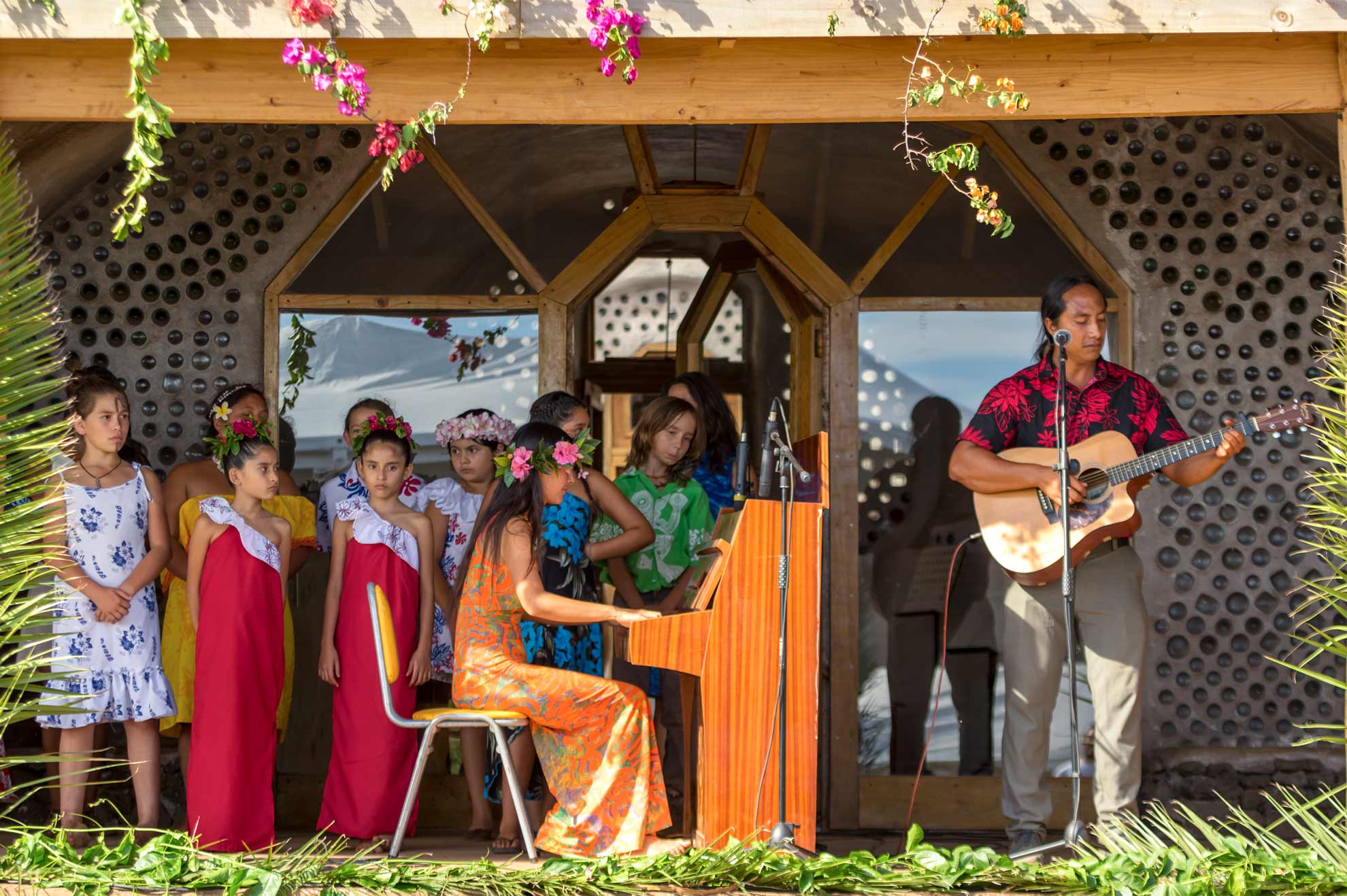 Presentacion de niños de la escuela junto a Mahani Teave y Enrique Icka t