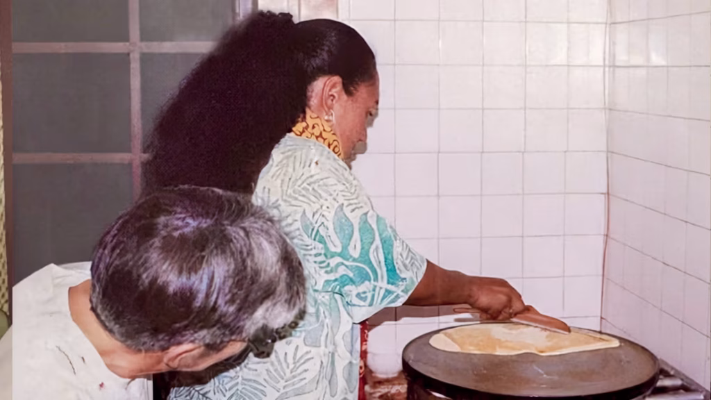 Clara Alarcón Pakarati 5 Clara Alarcon Pakarati 1989 en Bretana aprendiendo a hacer crepes 1 edited