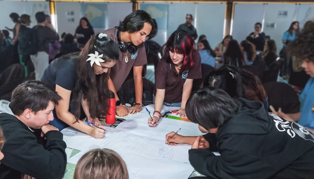 Jovenes participando en PLADECO Rapa Nui 2