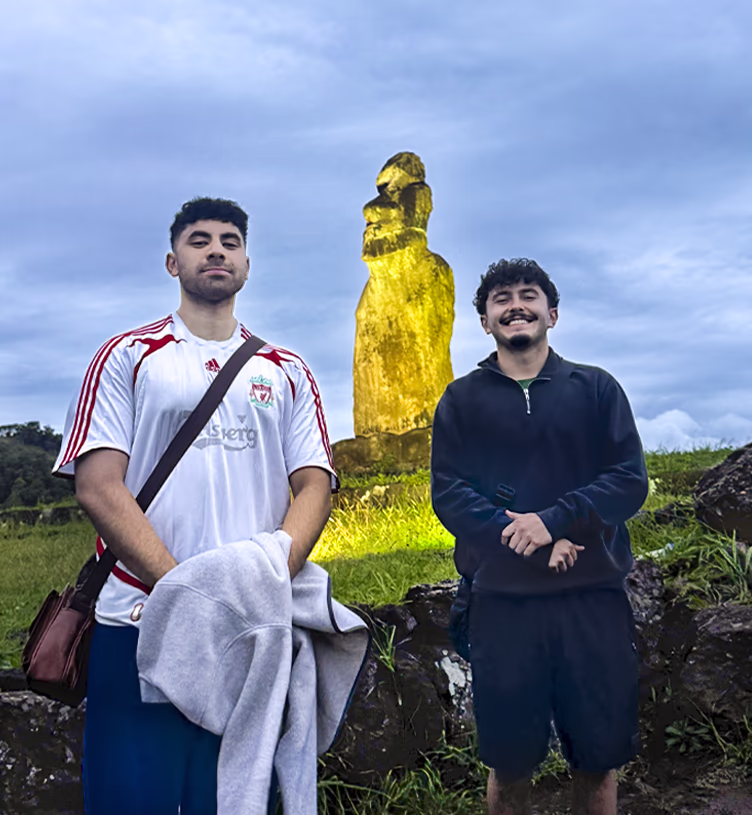 Estudiantes de la Universidad de Otago visitando el moai