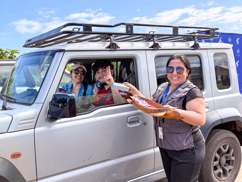 Funcionarios de la municipalidad de Rapa Nui acercando servicios a la comunidad en el Haka Ara Móvil