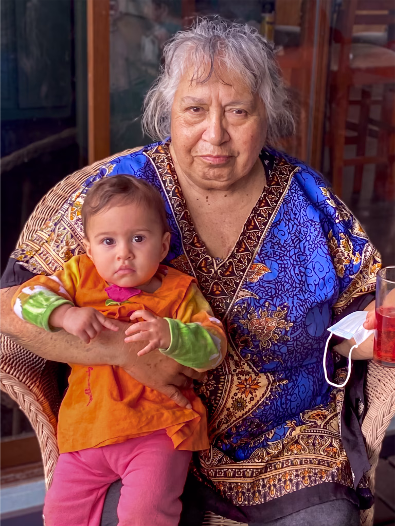 Rosa hotus tuki y su nieta
