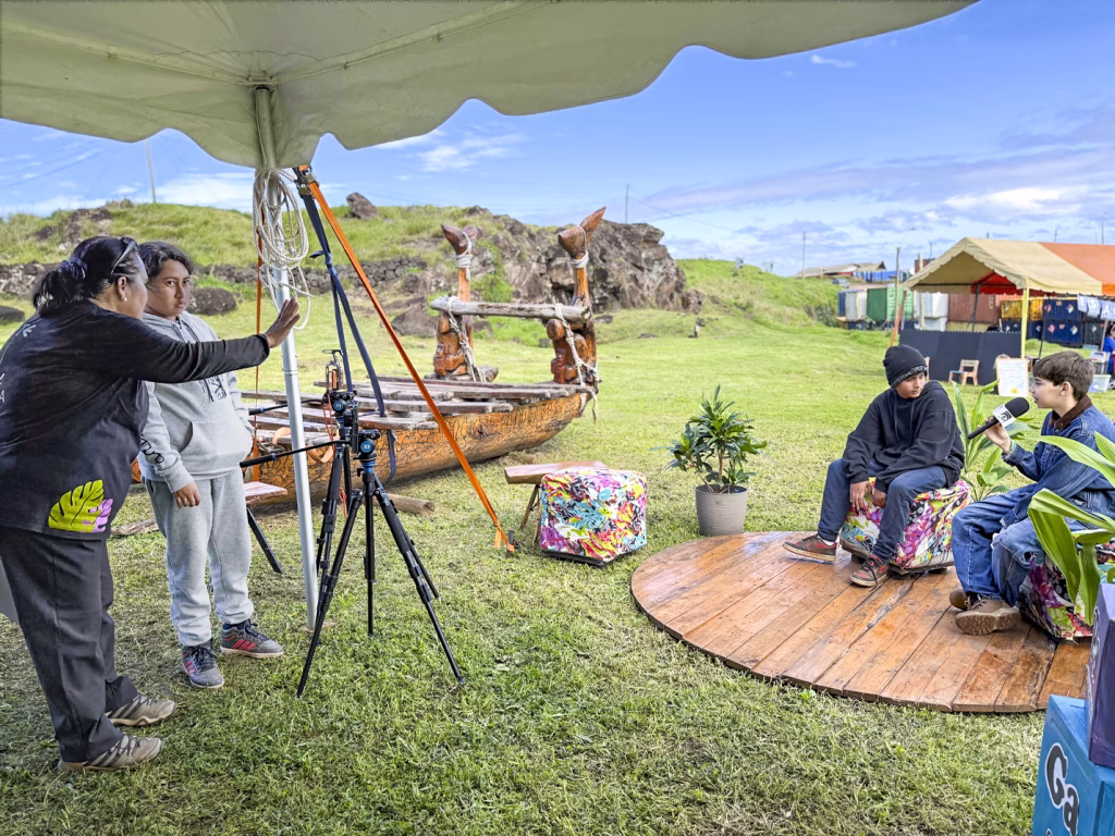 Niñas y Niños de Rapa Nui celebran su día con jornada de grandes experiencias en Ŋāpokilandia 2026 4 dia del nino jugando a ser reporteros en hanga piko rapa nui 1