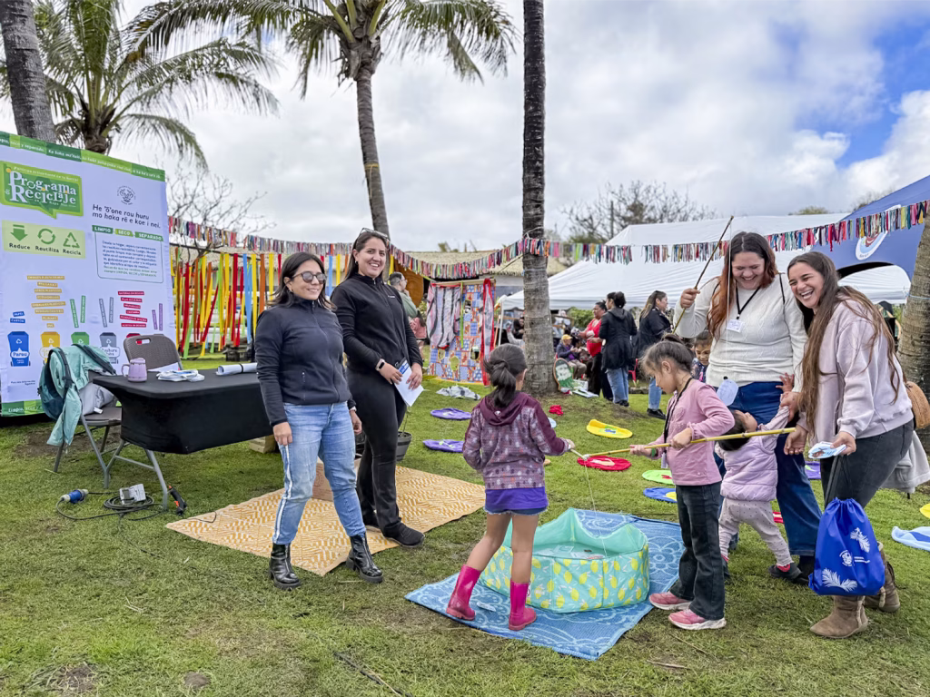 Niñas y Niños de Rapa Nui celebran su día con jornada de grandes experiencias en Ŋāpokilandia 2026 3 jugando a pescar dia del nino en hanga piko rapa nui
